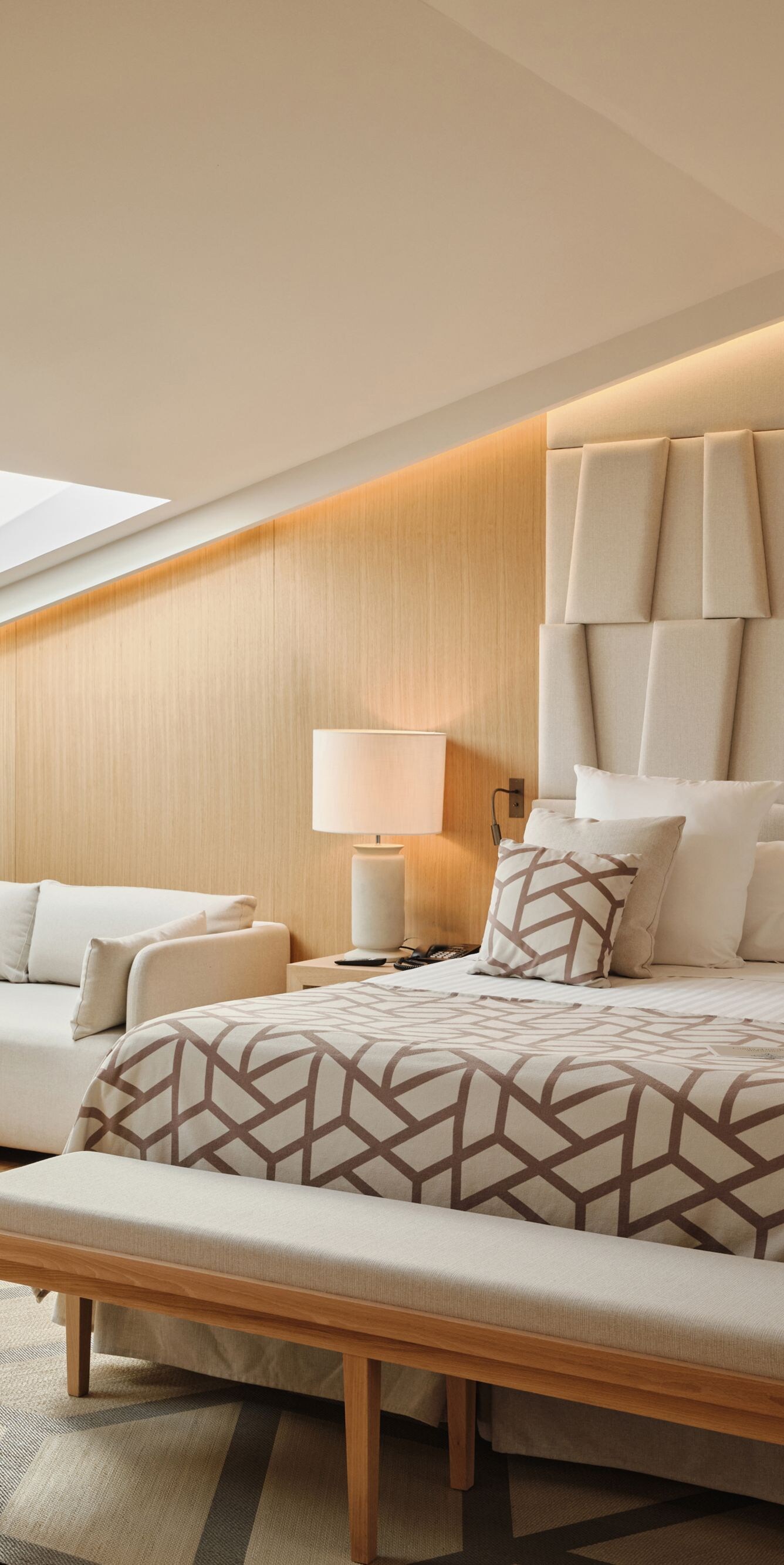 Suite Junior con cama, asientos y tragaluces