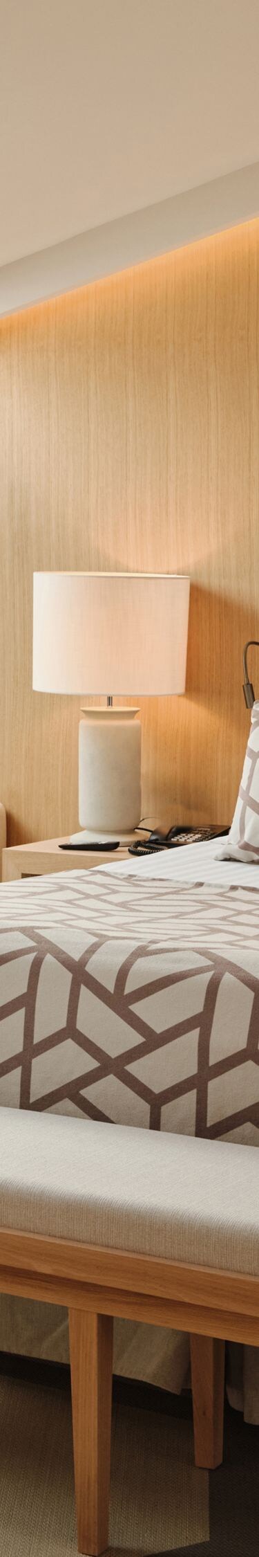 Suite Junior con cama, asientos y tragaluces
