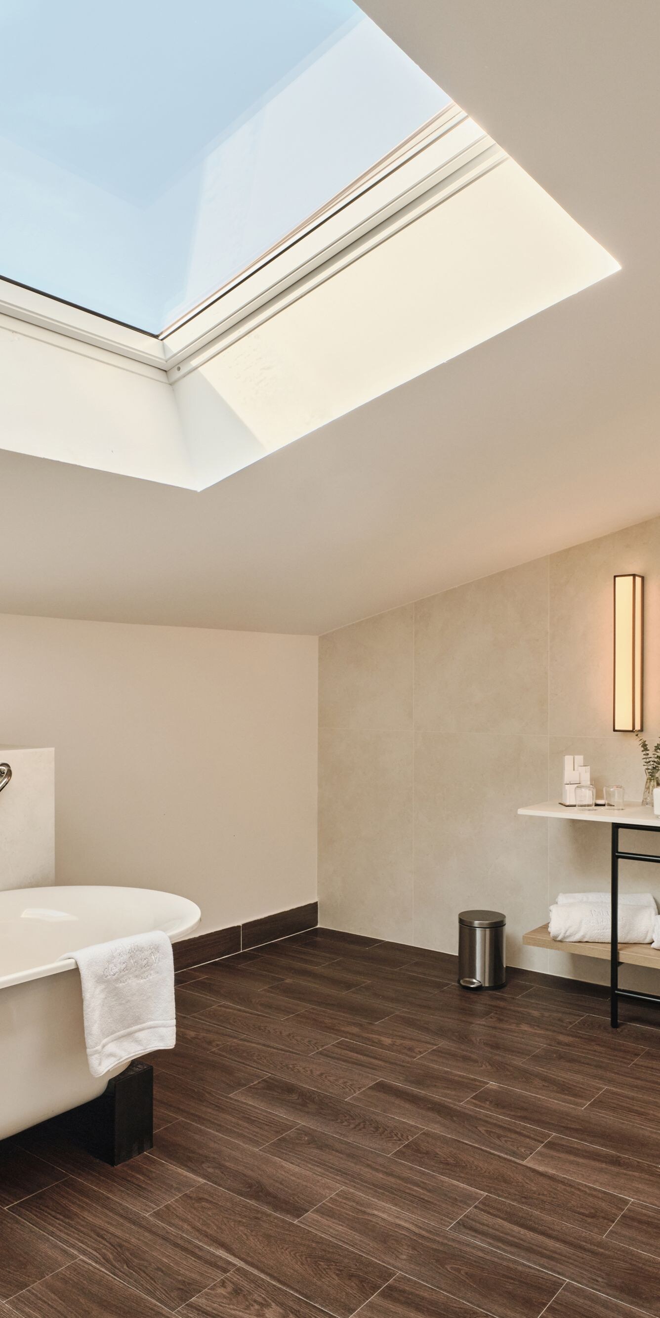 Baño de la suite Junior con tragaluz, bañera y tocador