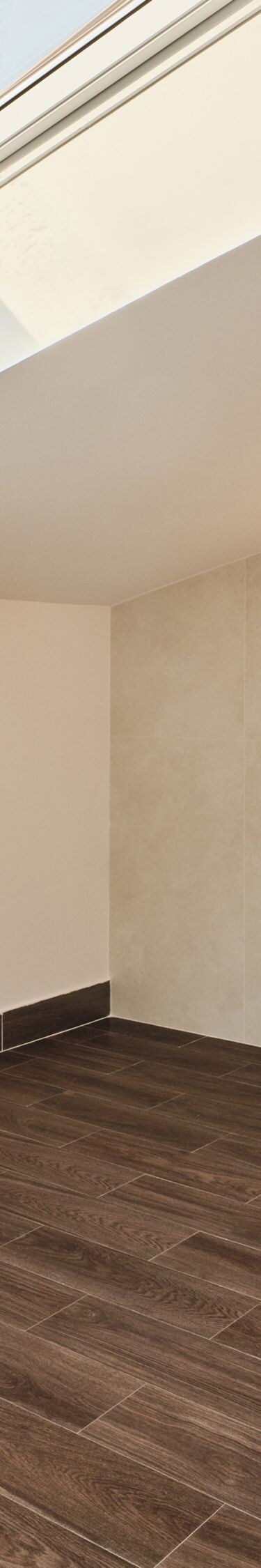 Baño de la suite Junior con tragaluz, bañera y tocador