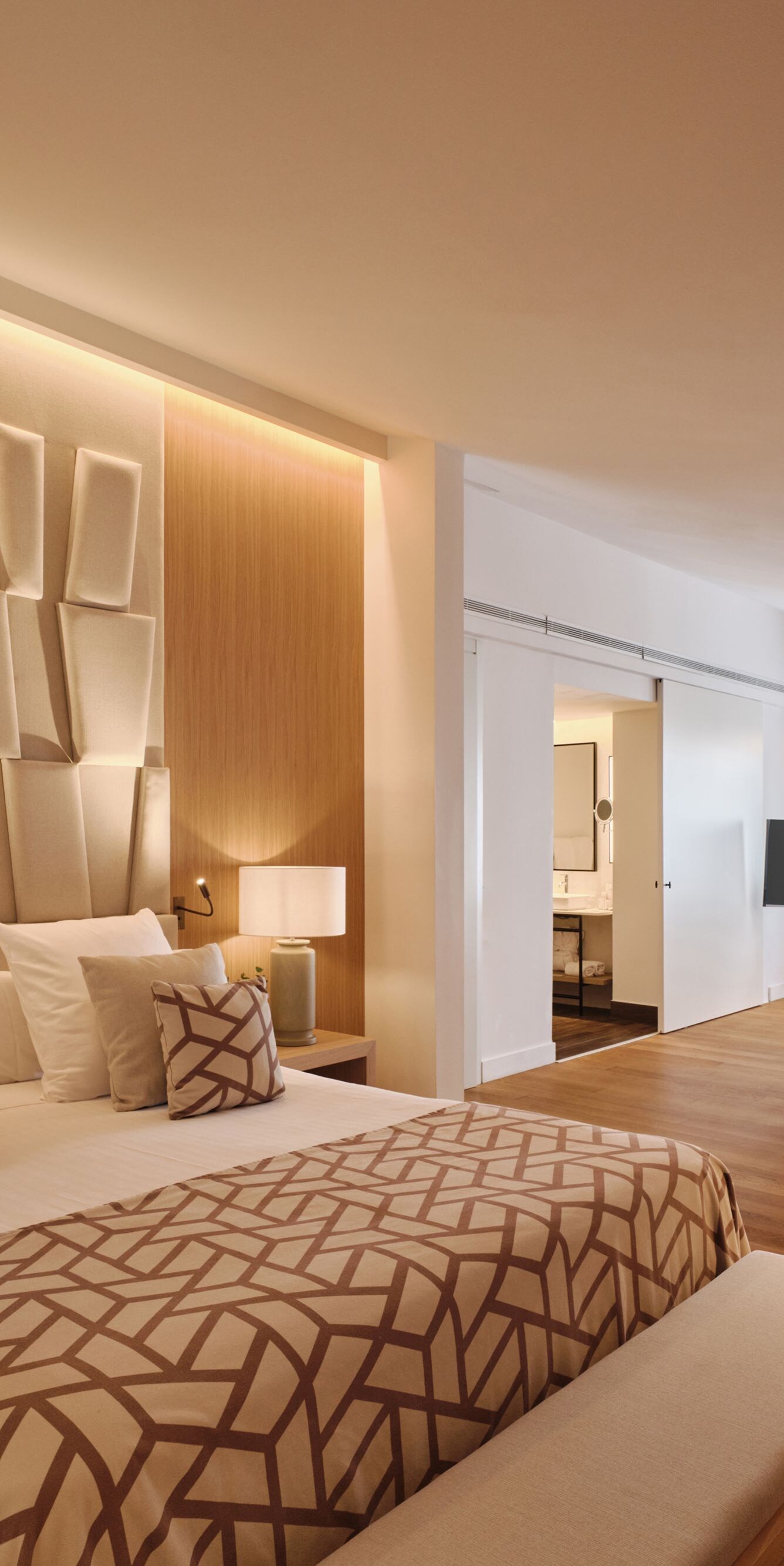 Dormitorio de la suite Junior con zona de asientos