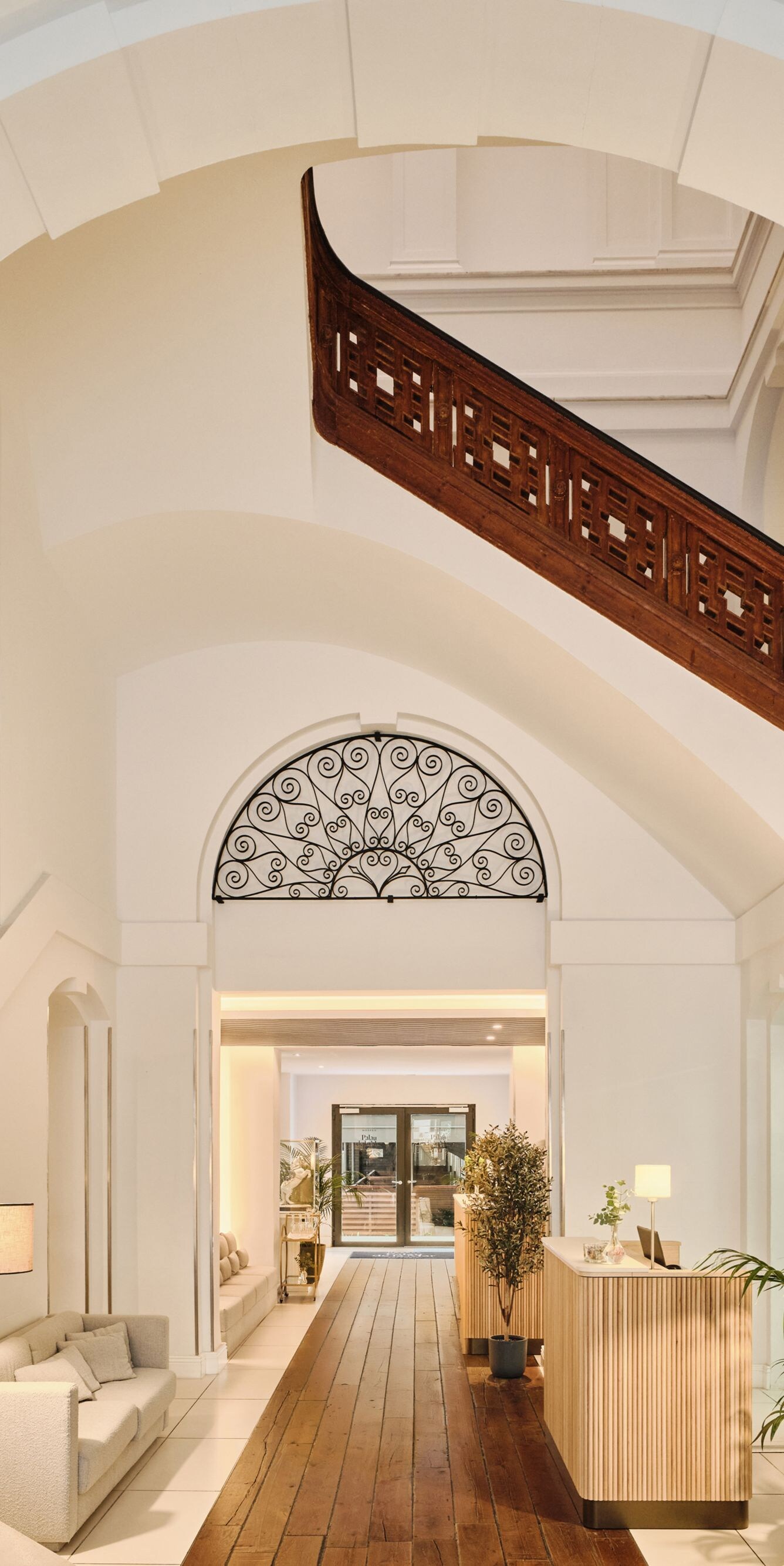 Lobby con gran escalera y columnas