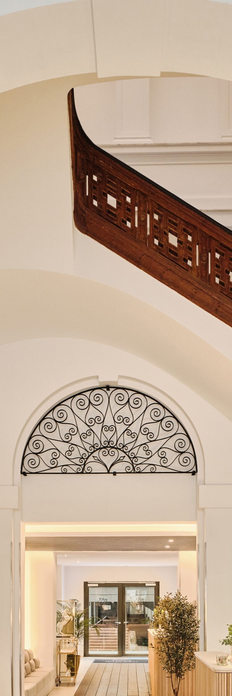 Lobby con gran escalera y columnas