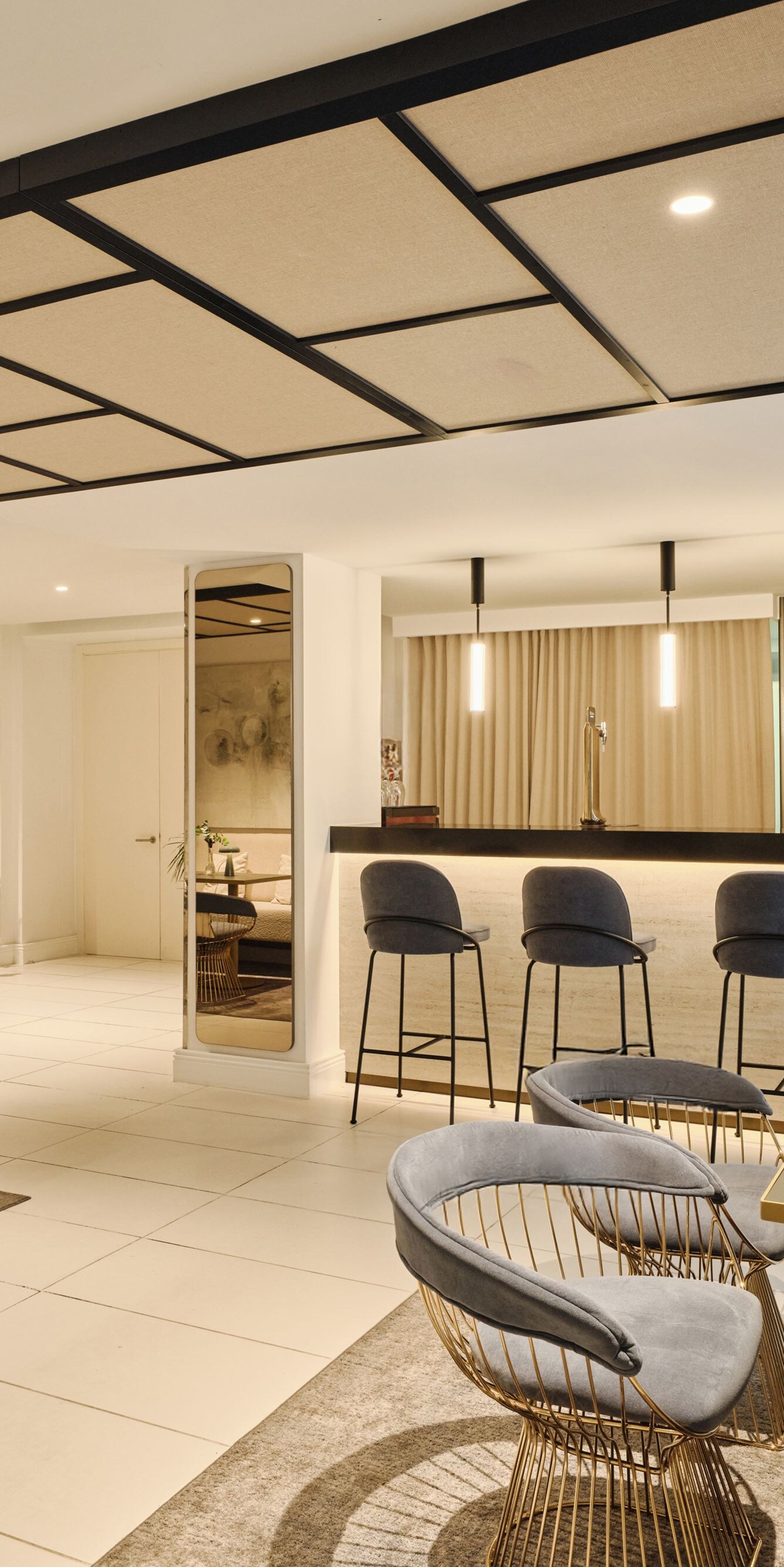 Moderno bar del lounge con barra y asientos