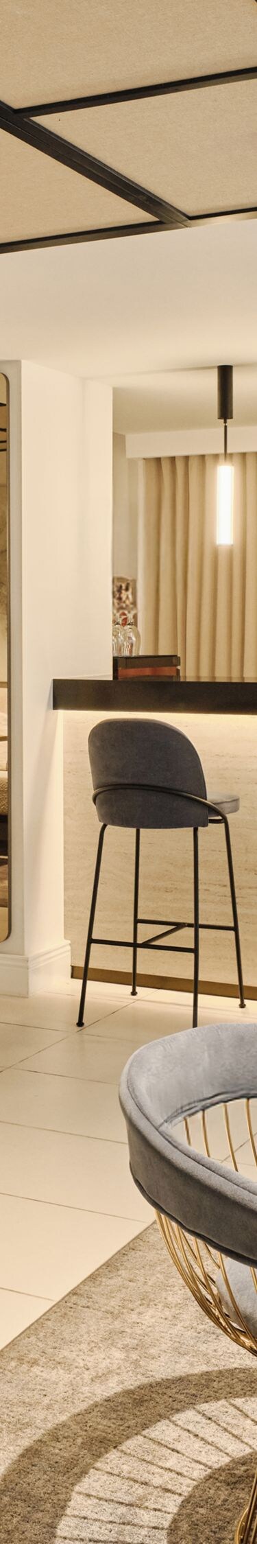 Moderno bar del lounge con barra y asientos