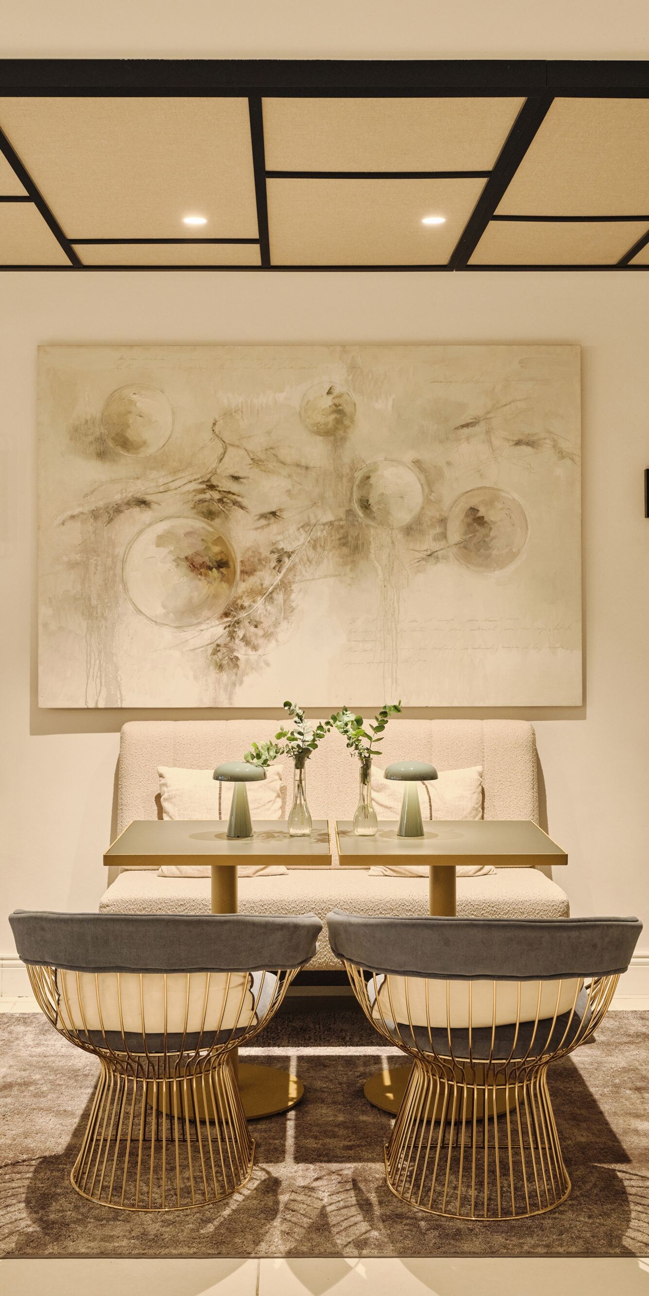 Moderno bar del lounge con mesas y sillas
