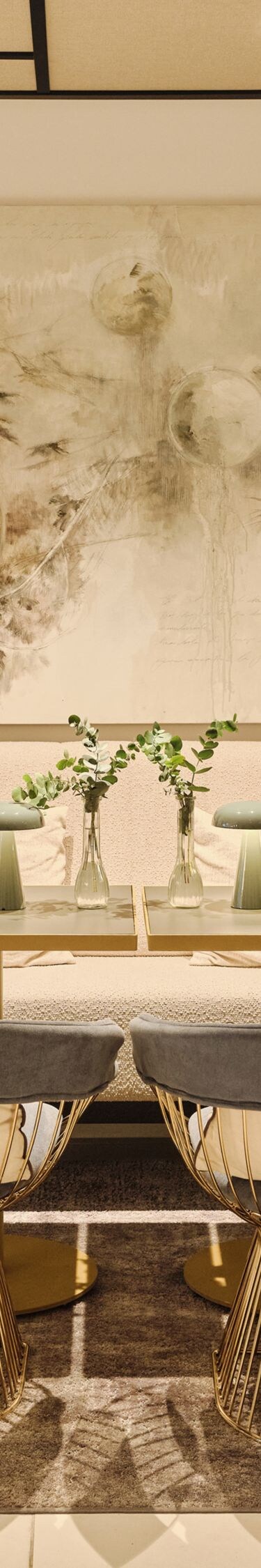 Moderno bar del lounge con mesas y sillas