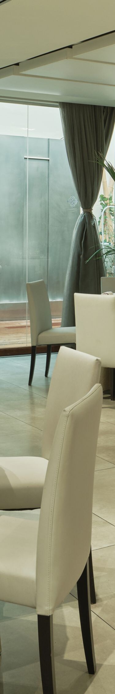 Instalaciones para reuniones con mesas dispuestas para un banquete