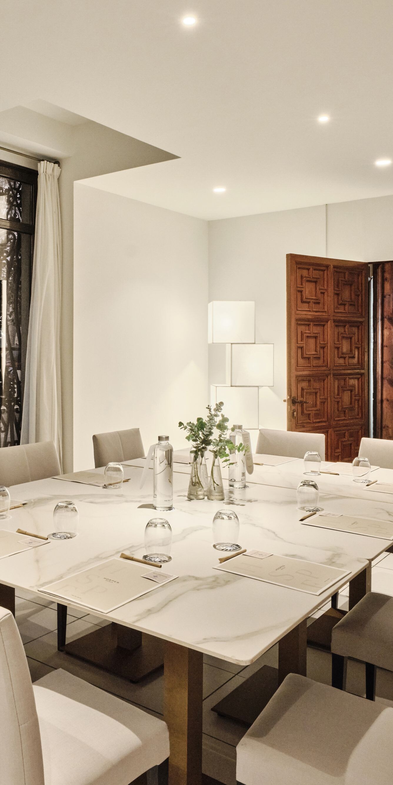 Sala de reuniones con una mesa y 10 sillas