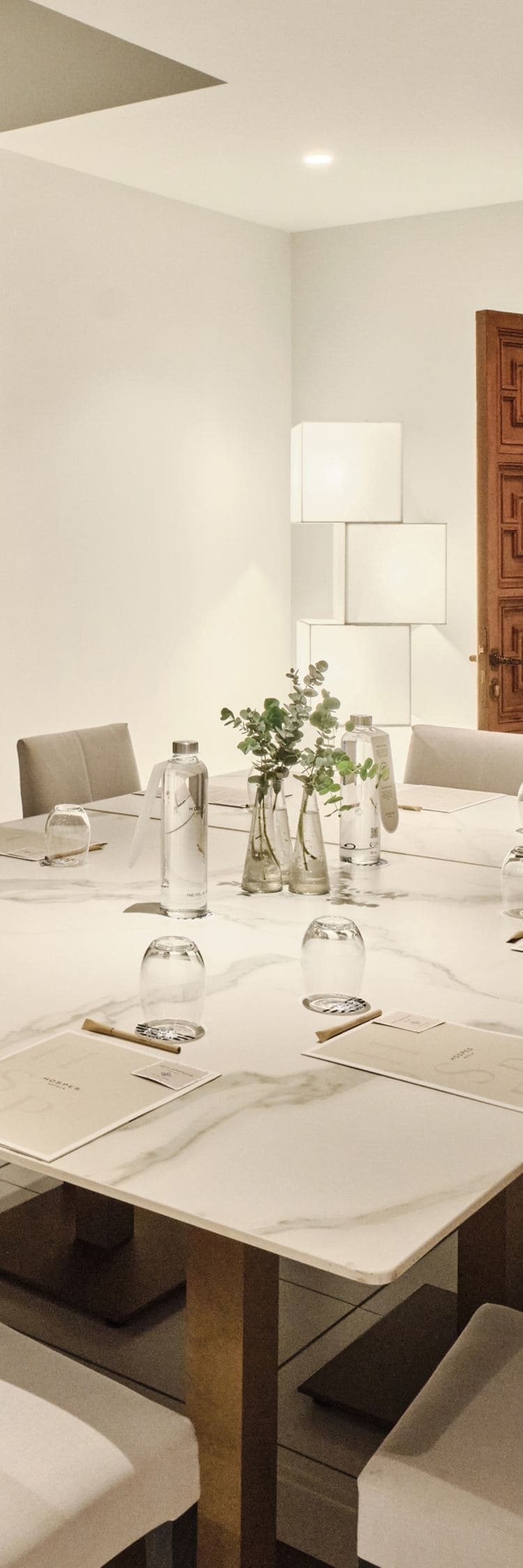 Sala de reuniones con una mesa y 10 sillas