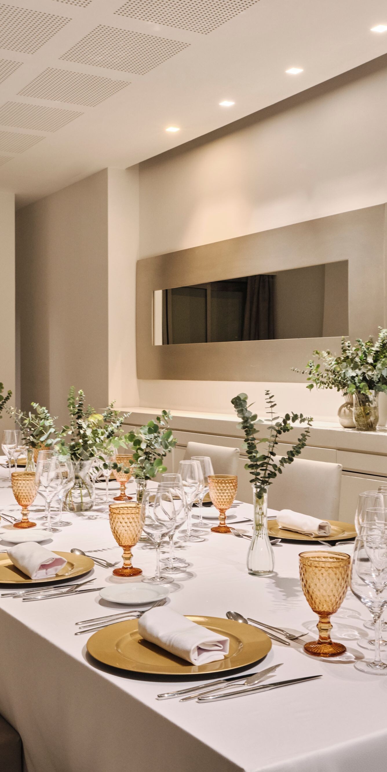 Disposición para cena formal en la sala de reuniones