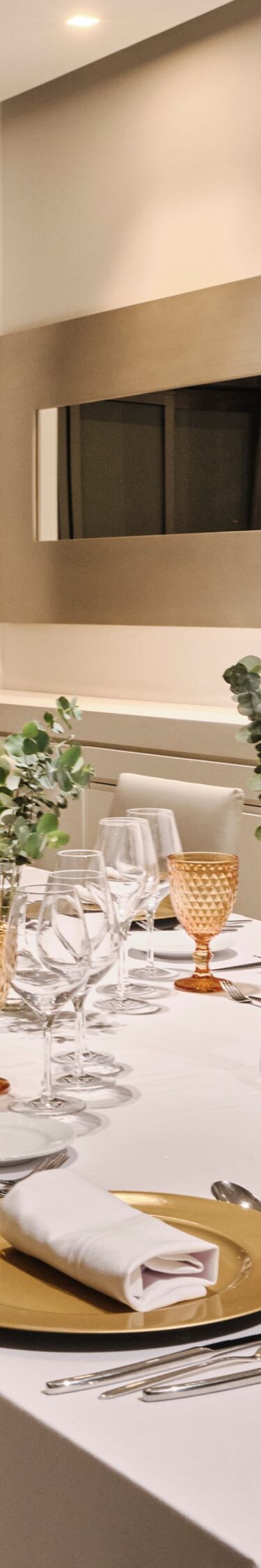Disposición para cena formal en la sala de reuniones
