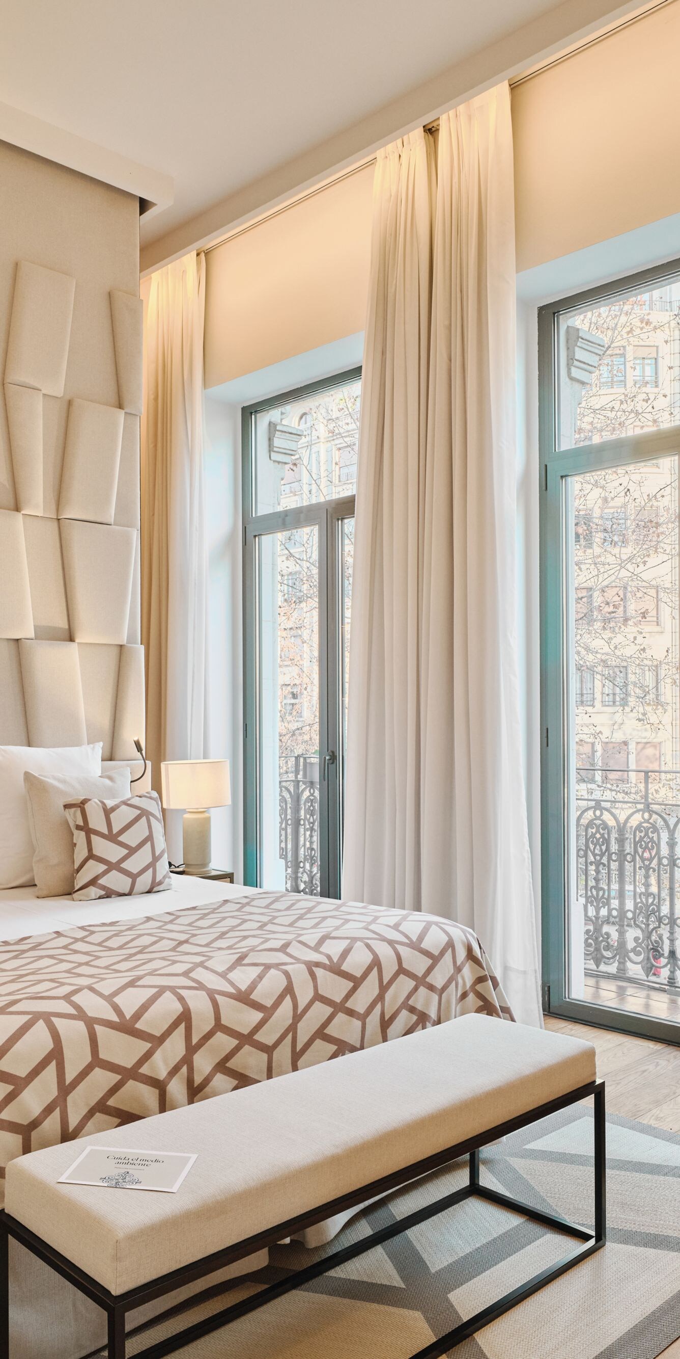 dormitorio con cama y puertas al balcón