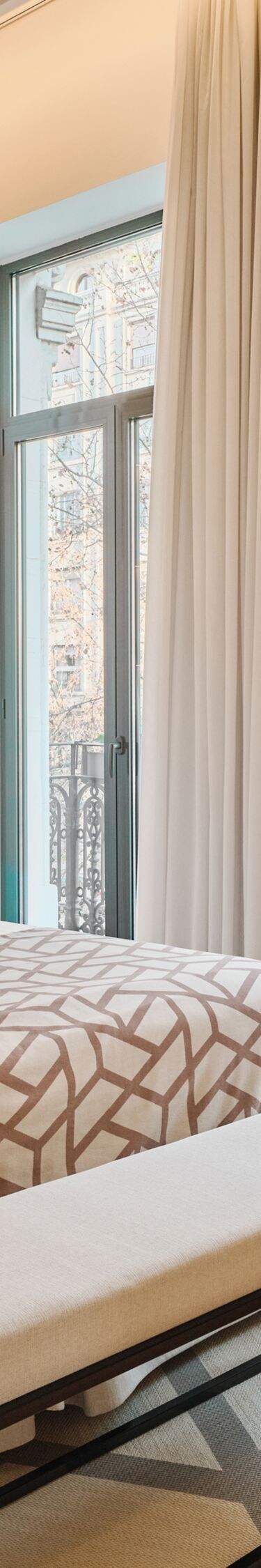 dormitorio con cama y puertas al balcón