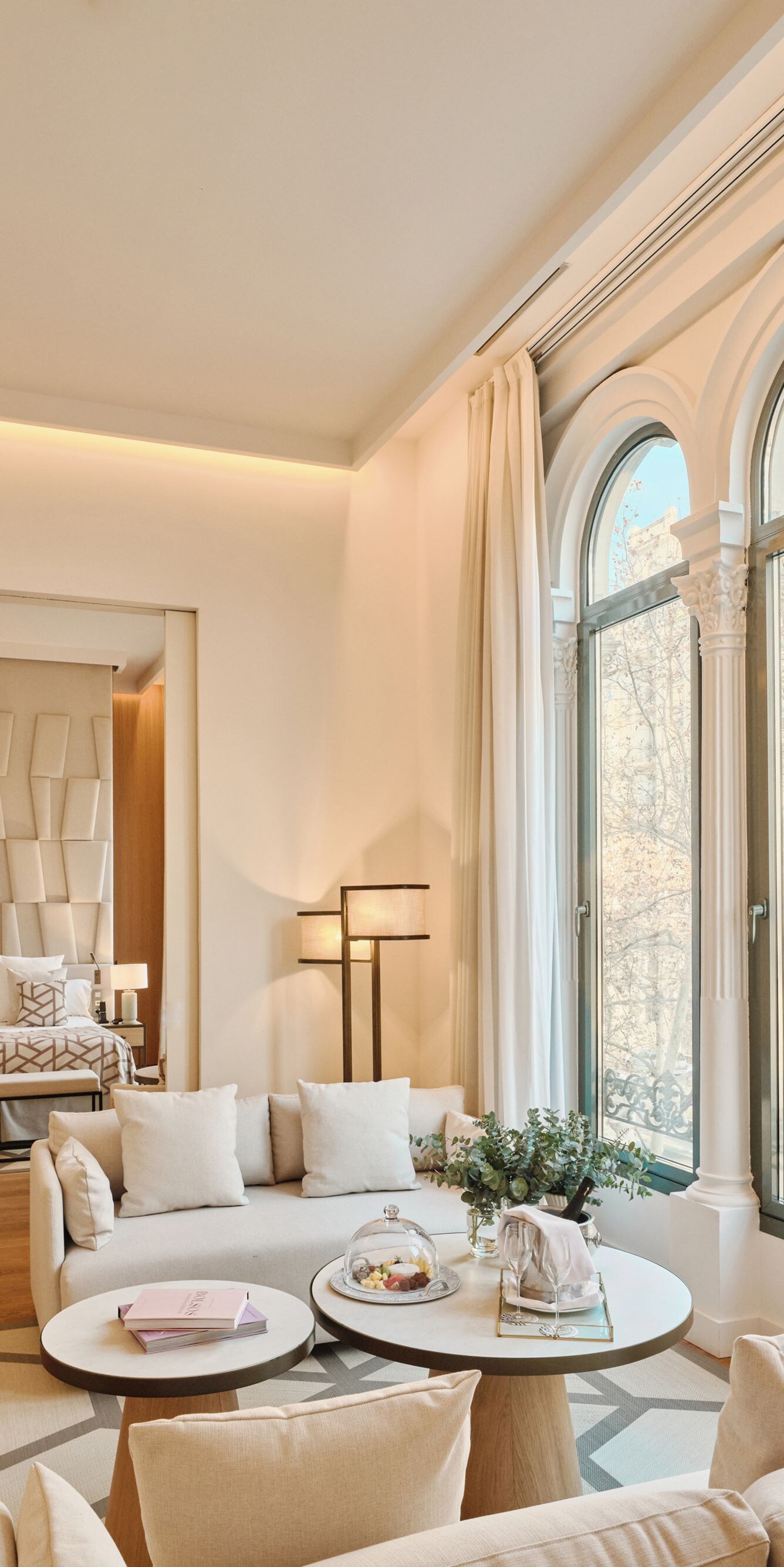 sala de estar con ventanas arqueadas, sofás, televisor