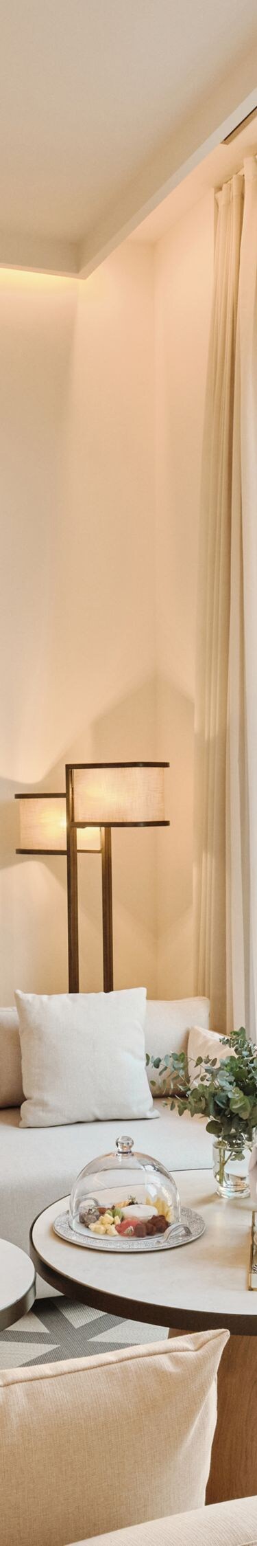 sala de estar con ventanas arqueadas, sofás, televisor