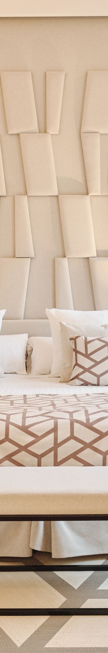 dormitorio con una cama y ventanas altas