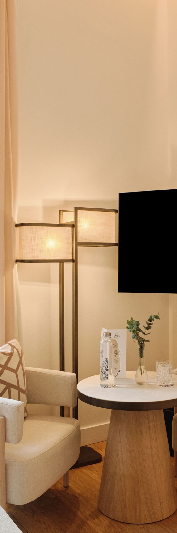 dormitorio de la suite con zona de asientos y televisor
