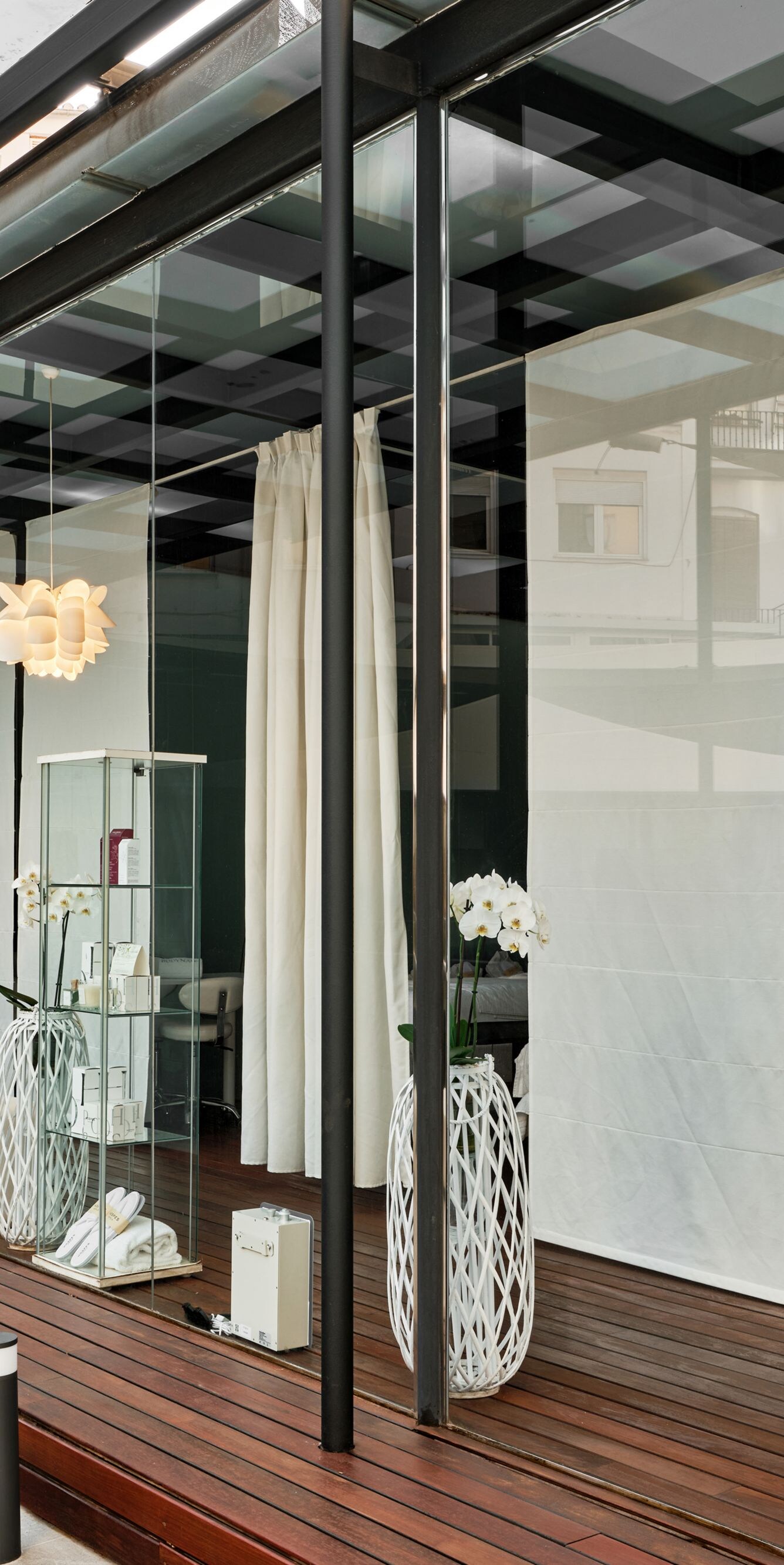 Cabañas modernas del spa detrás de un cristal