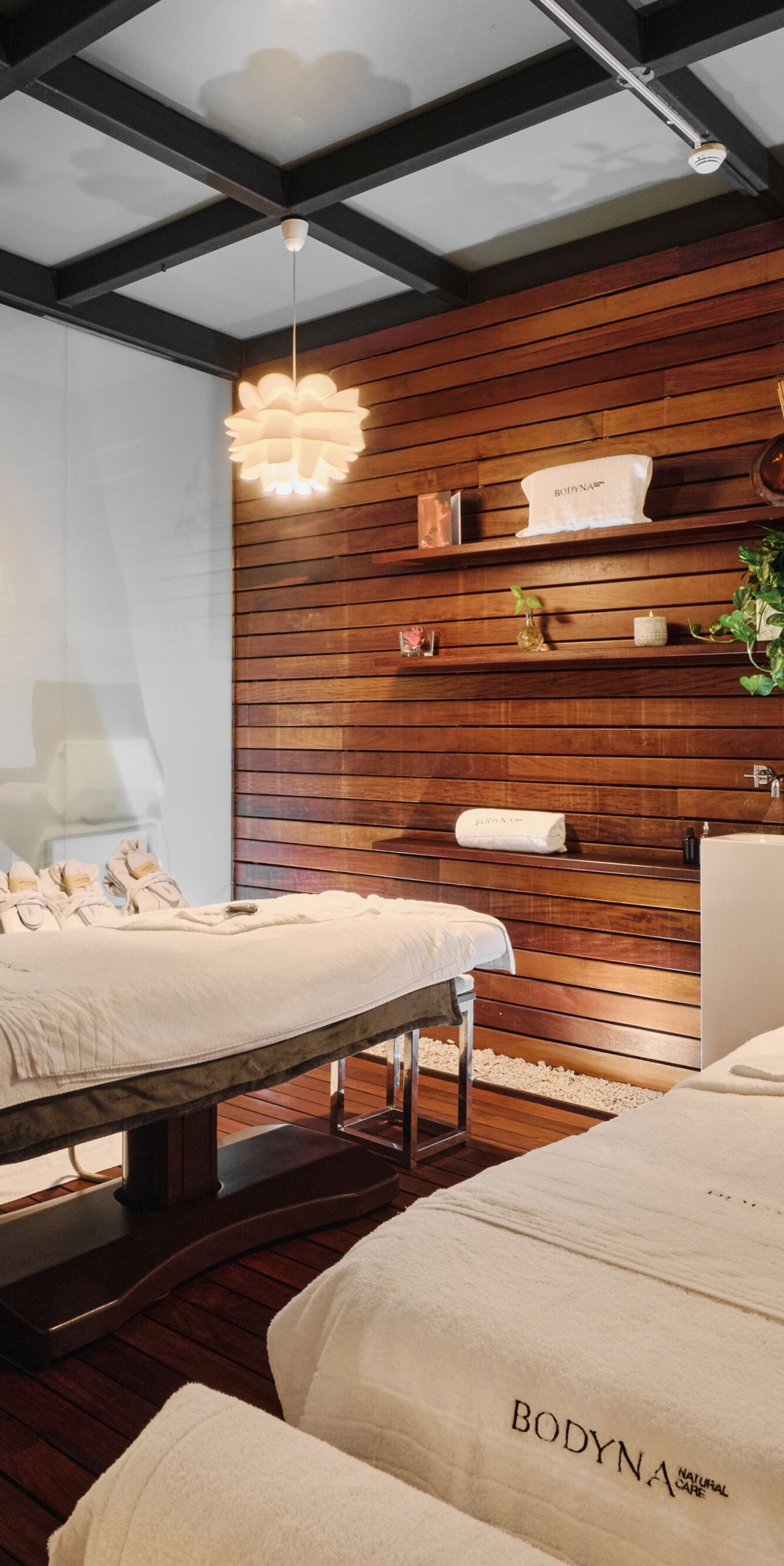 sala de tratamiento de spa con mesa de masaje