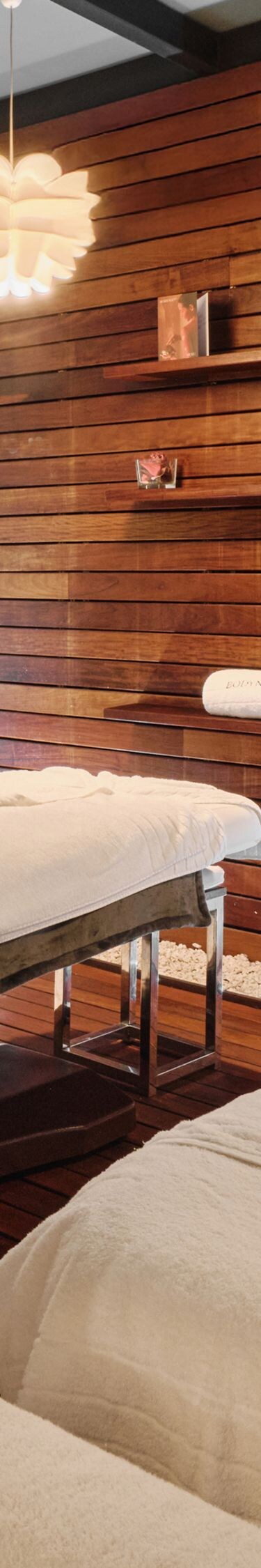 sala de tratamiento de spa con mesa de masaje