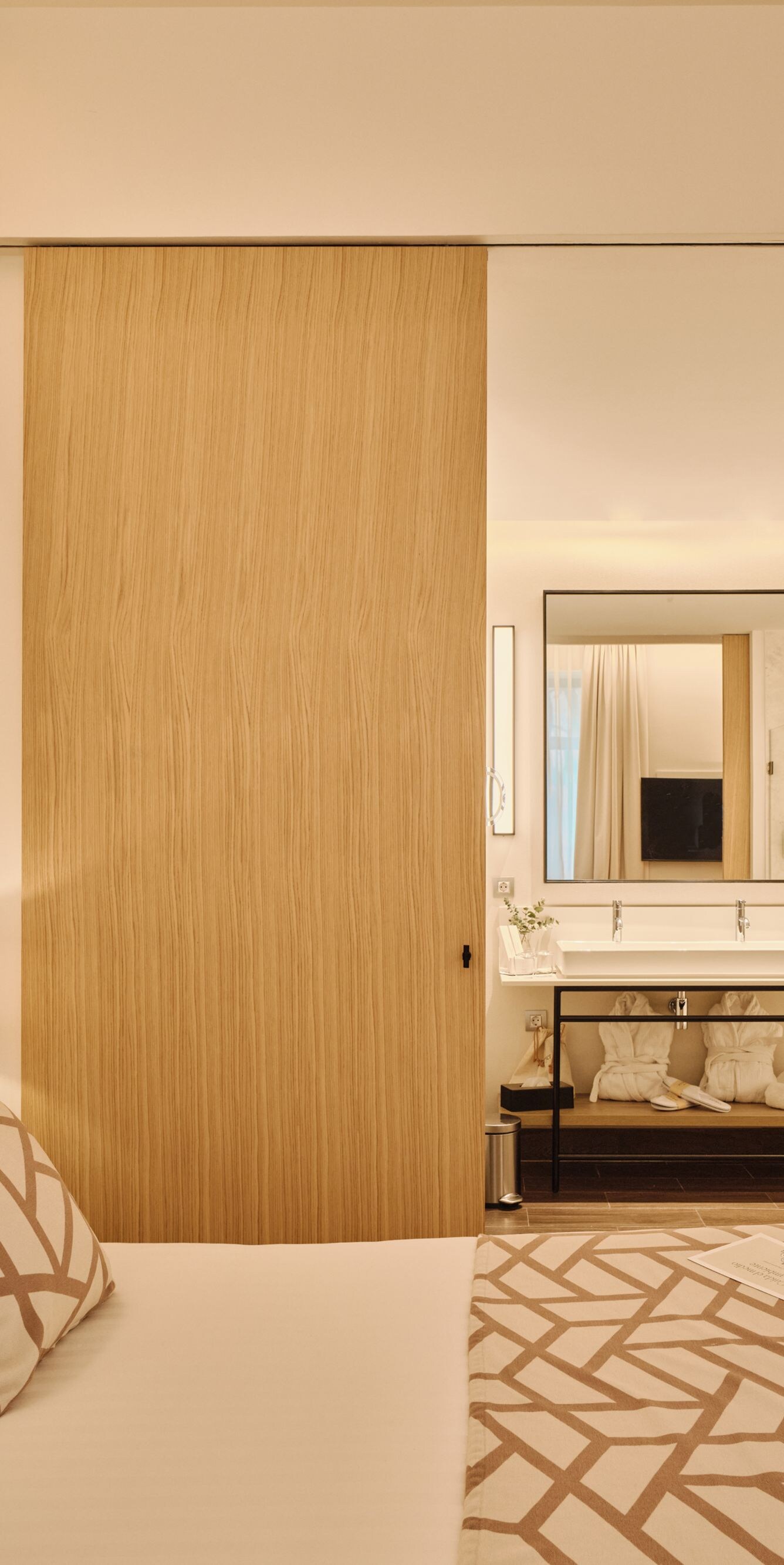 cama con vista al baño