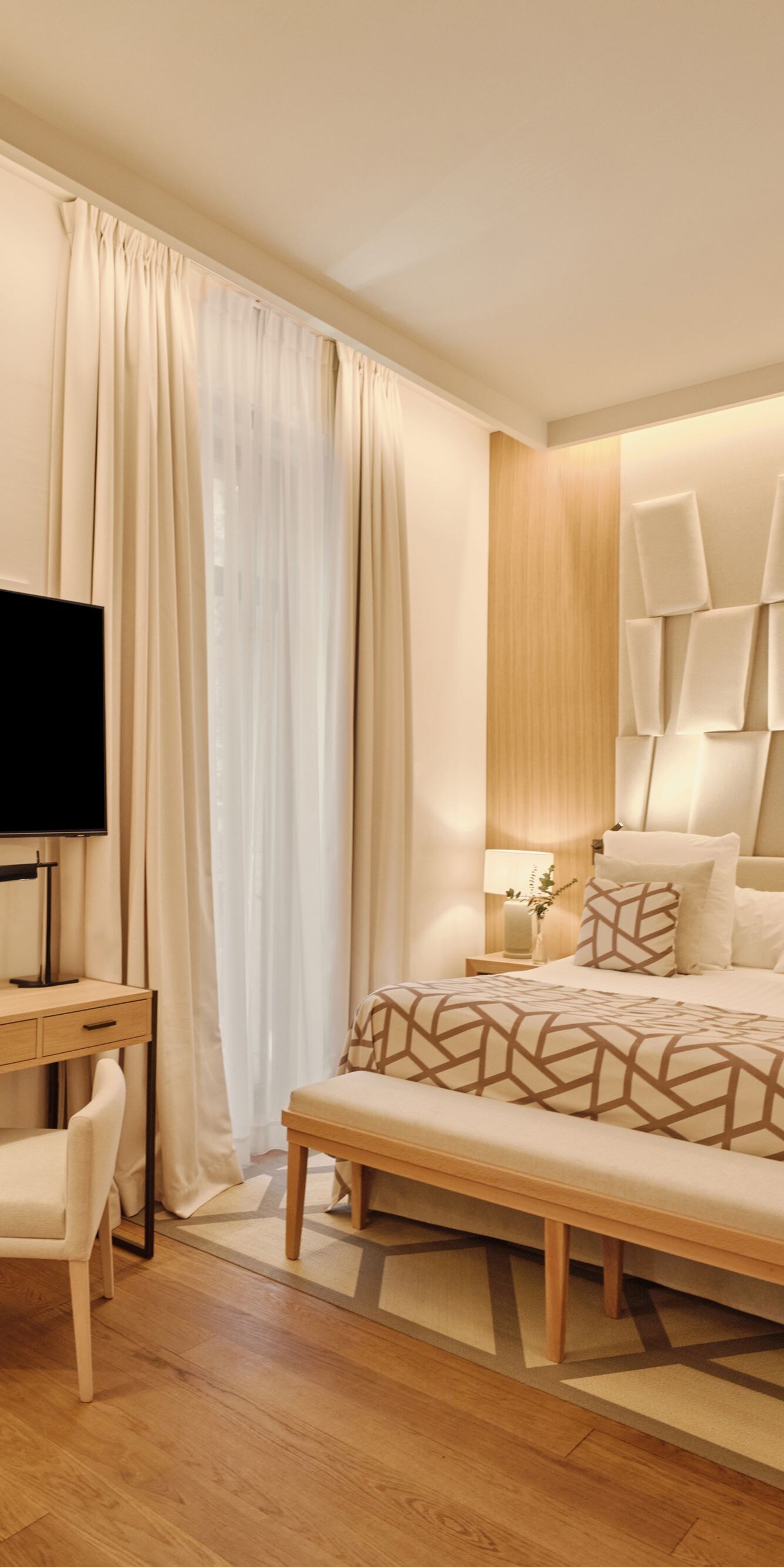 Habitación con cama, escritorio y televisor