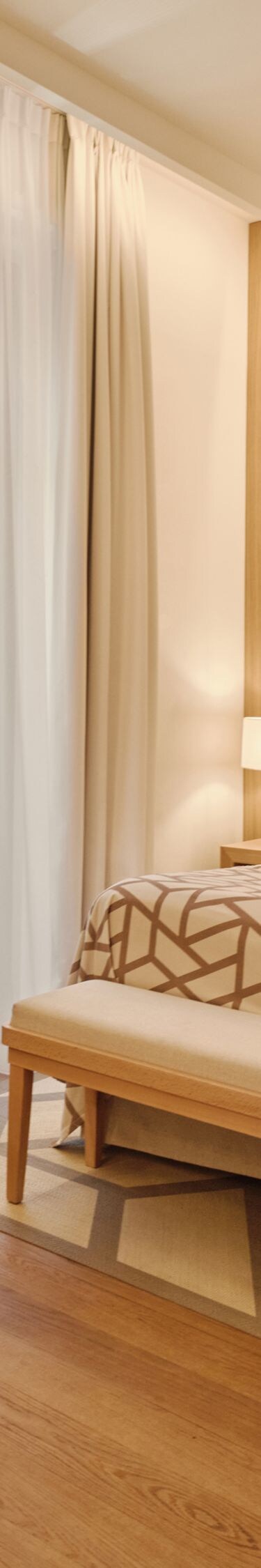 Habitación con cama, escritorio y televisor