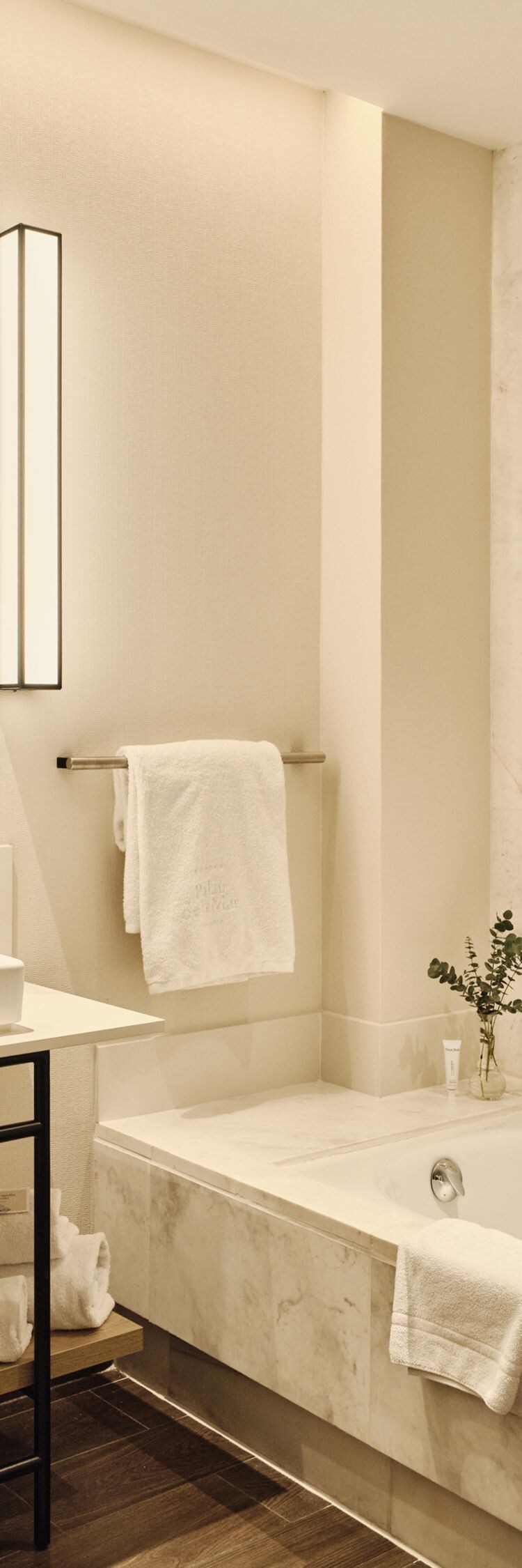 tocador, lavabo, espejo grande, bañera, ducha con efecto de lluvia