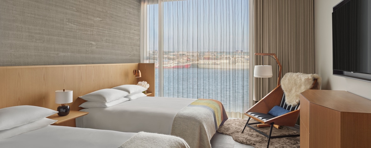 Deluxe Zimmer mit 2 Doppelbetten und Blick auf den Hafen