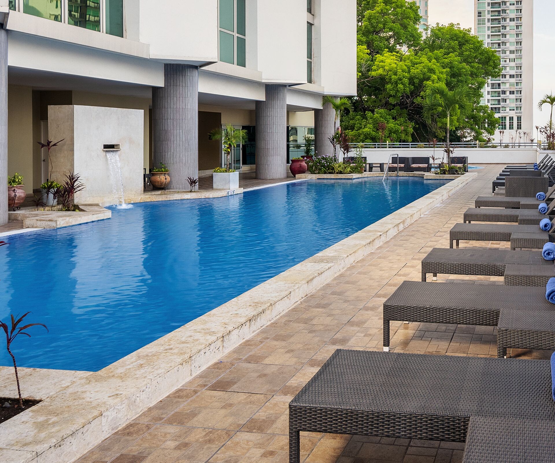 piscina al aire libre con vista a los edificios de la ciudad