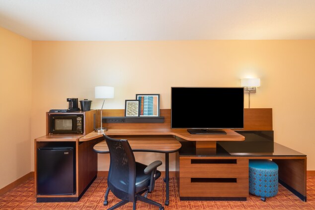 Room Desk & Amenity Area