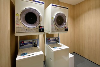 Lavandería del hotel con 2 lavadoras y secadoras