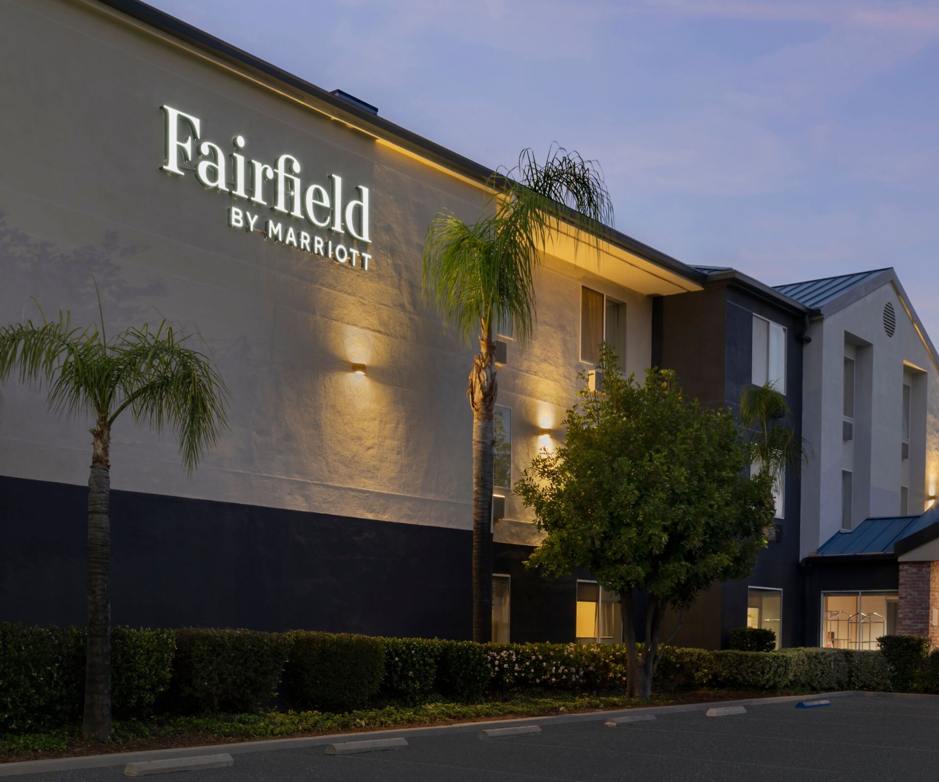 Fairfield Inn Santa Clarita Exterior at night