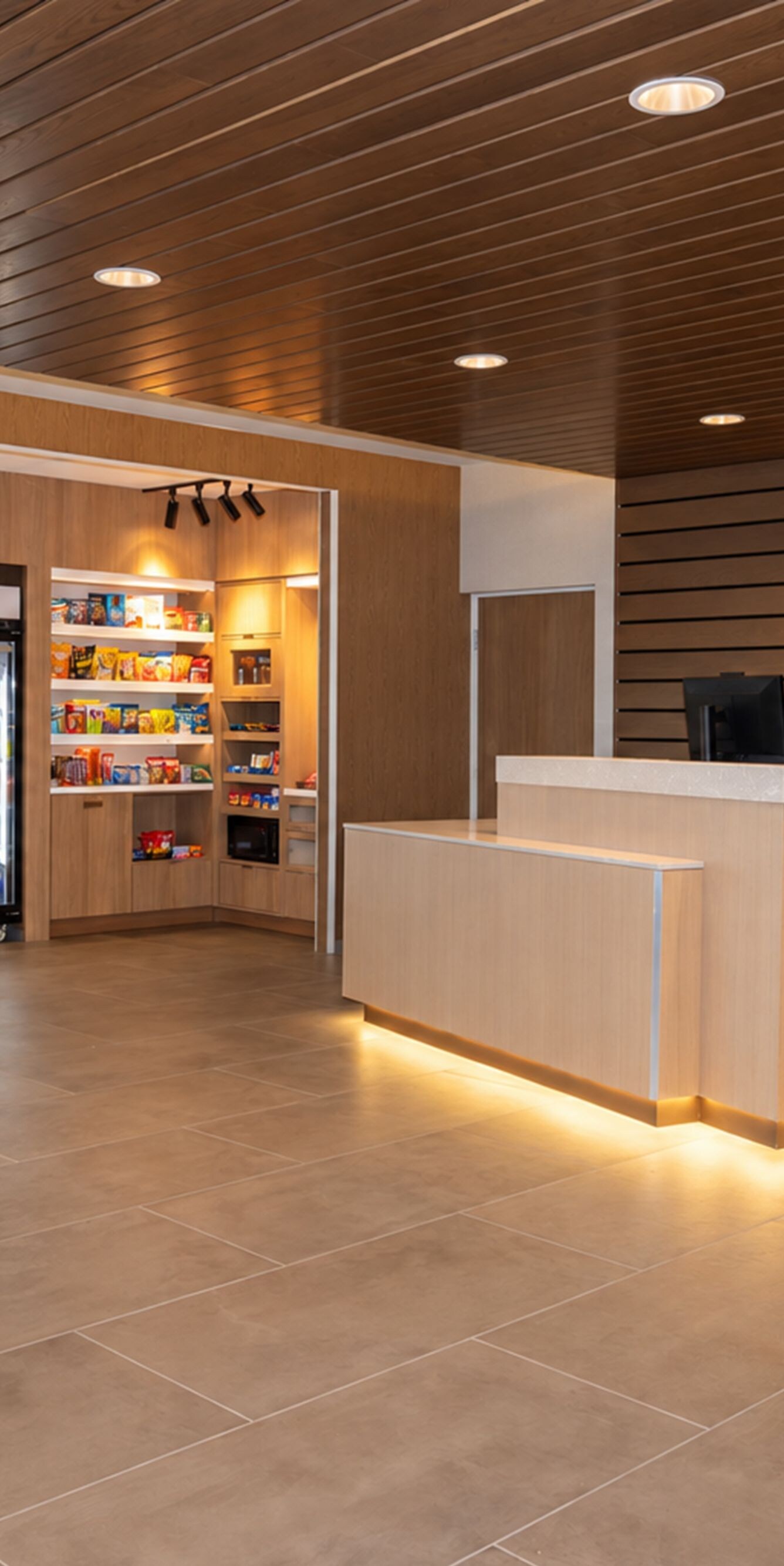 Lobby with reception desk and market