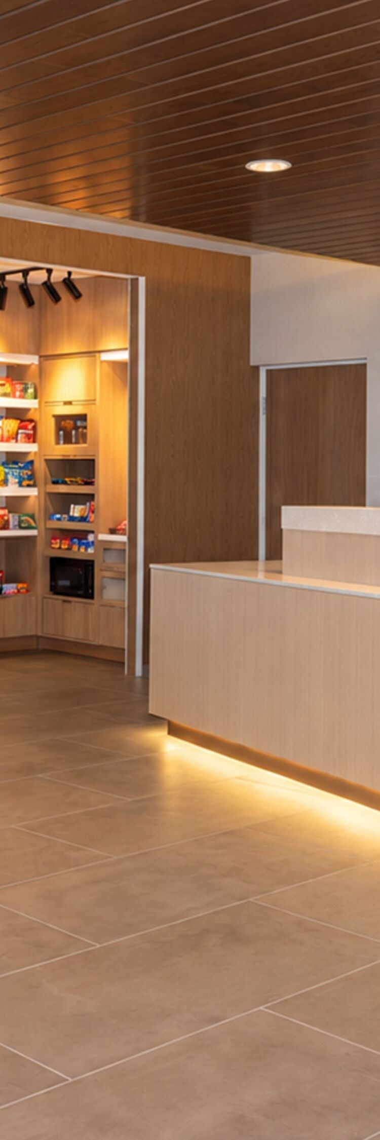 Lobby with reception desk and market
