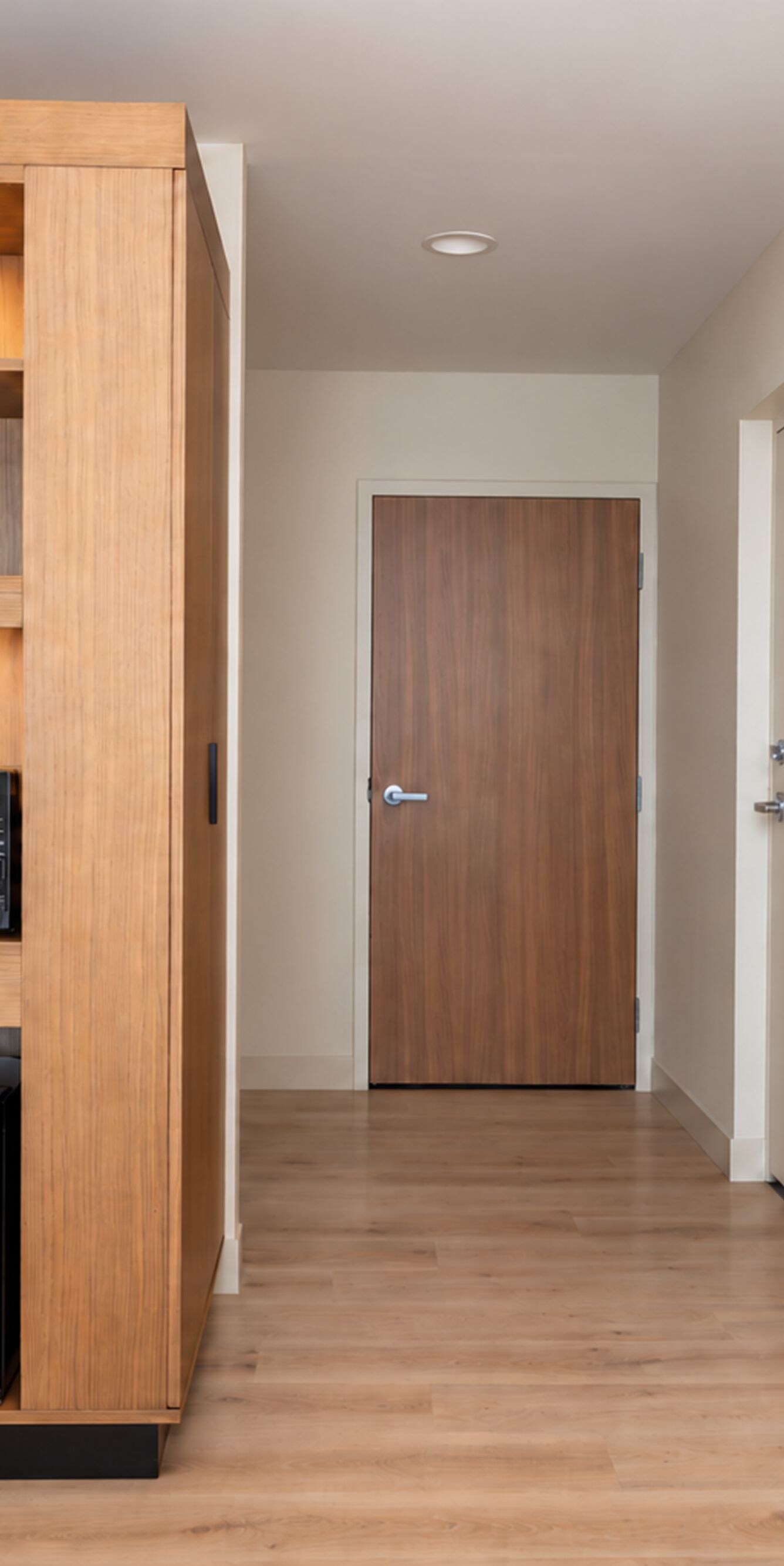 Guest room with kitchenette and mirror