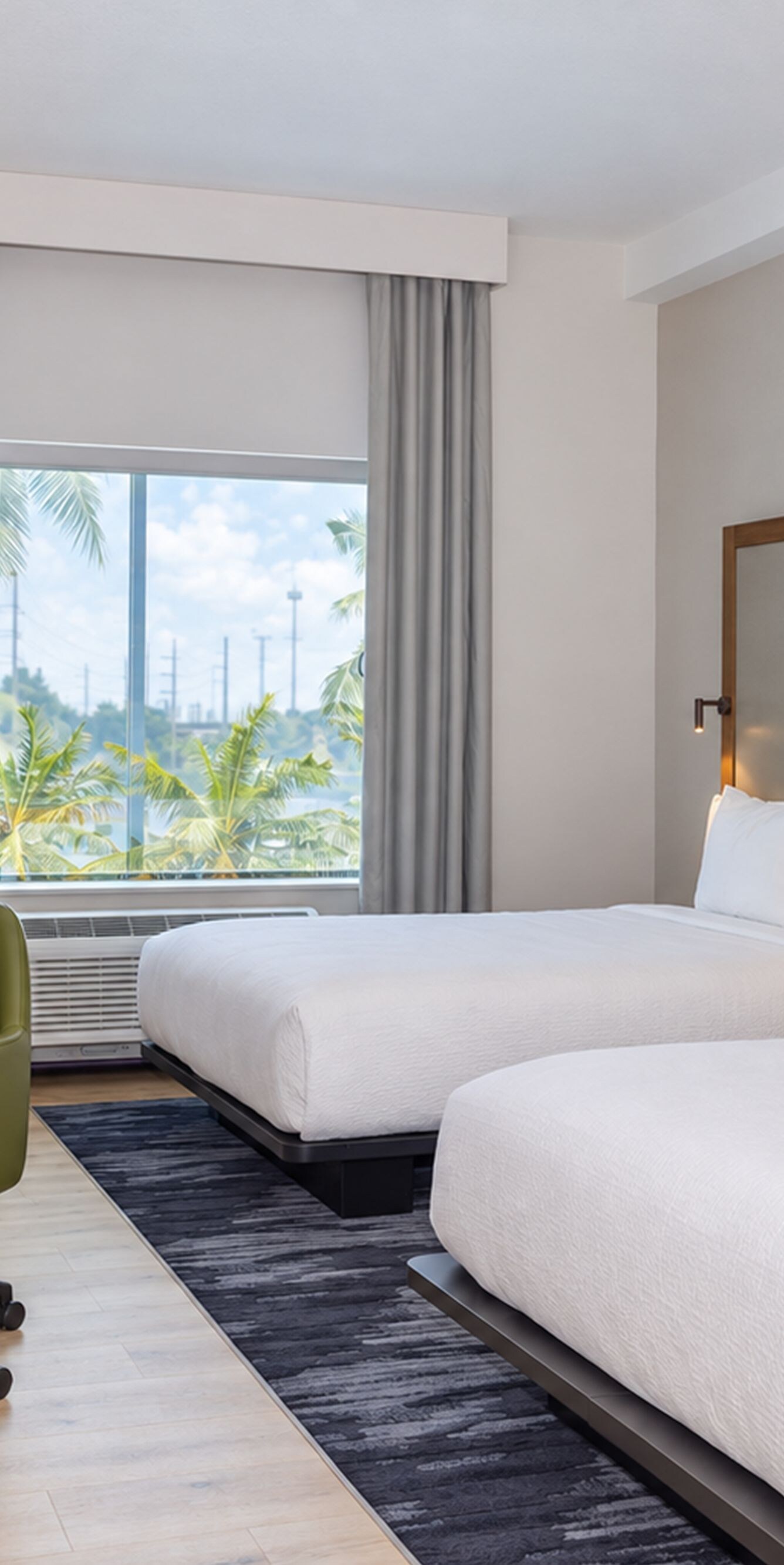 Double guest room with desk and palm view