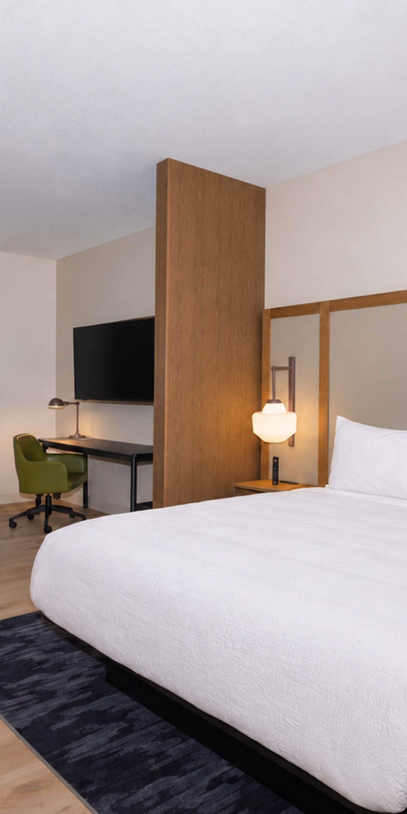 King suite with desk and palm views