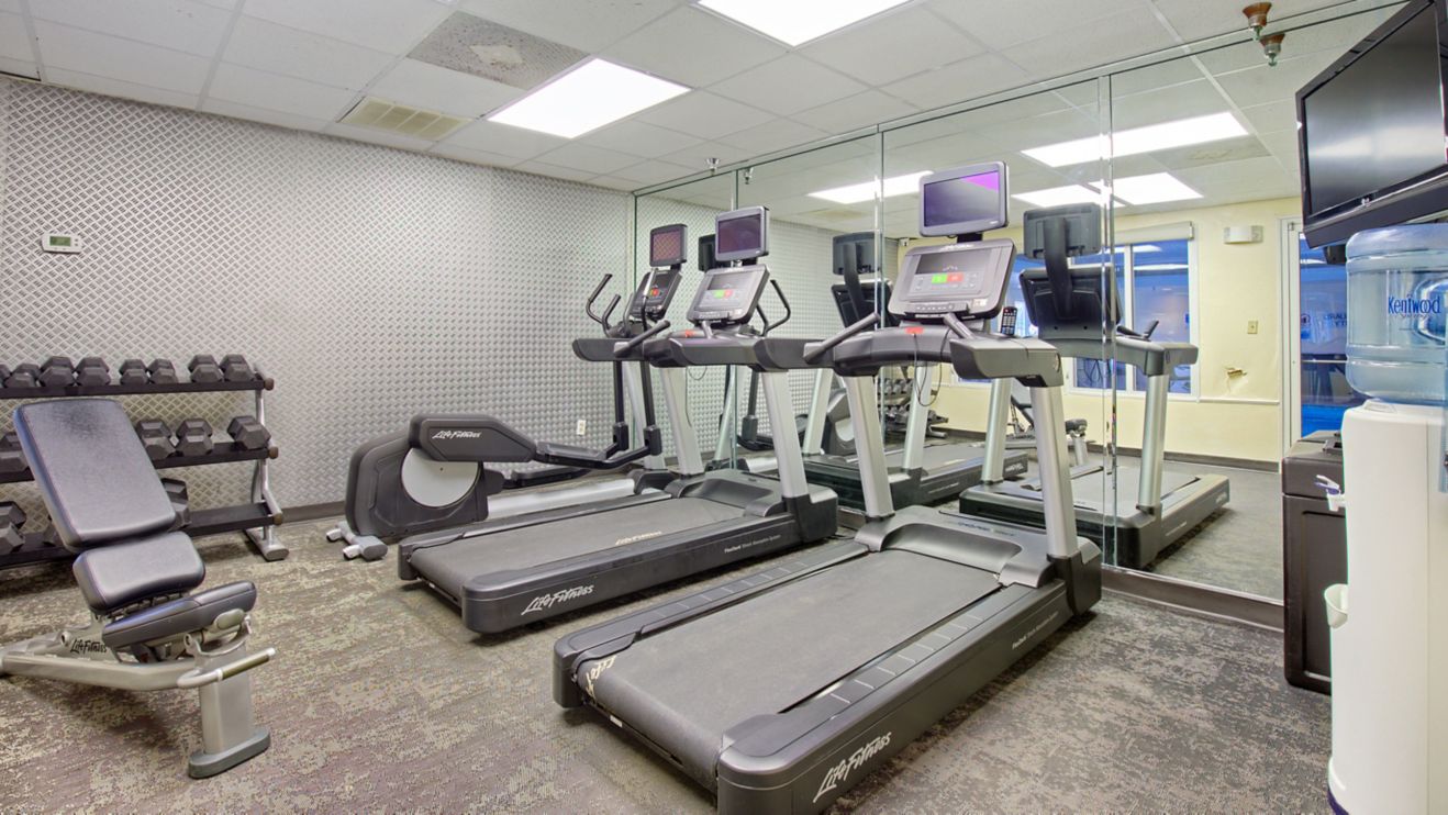 fitness center with treadmil 