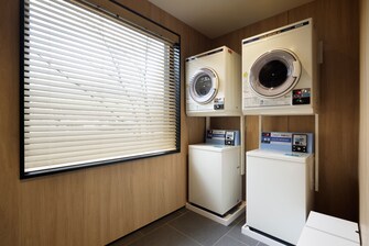 2台の洗濯機と乾燥機を備えたランドリールーム