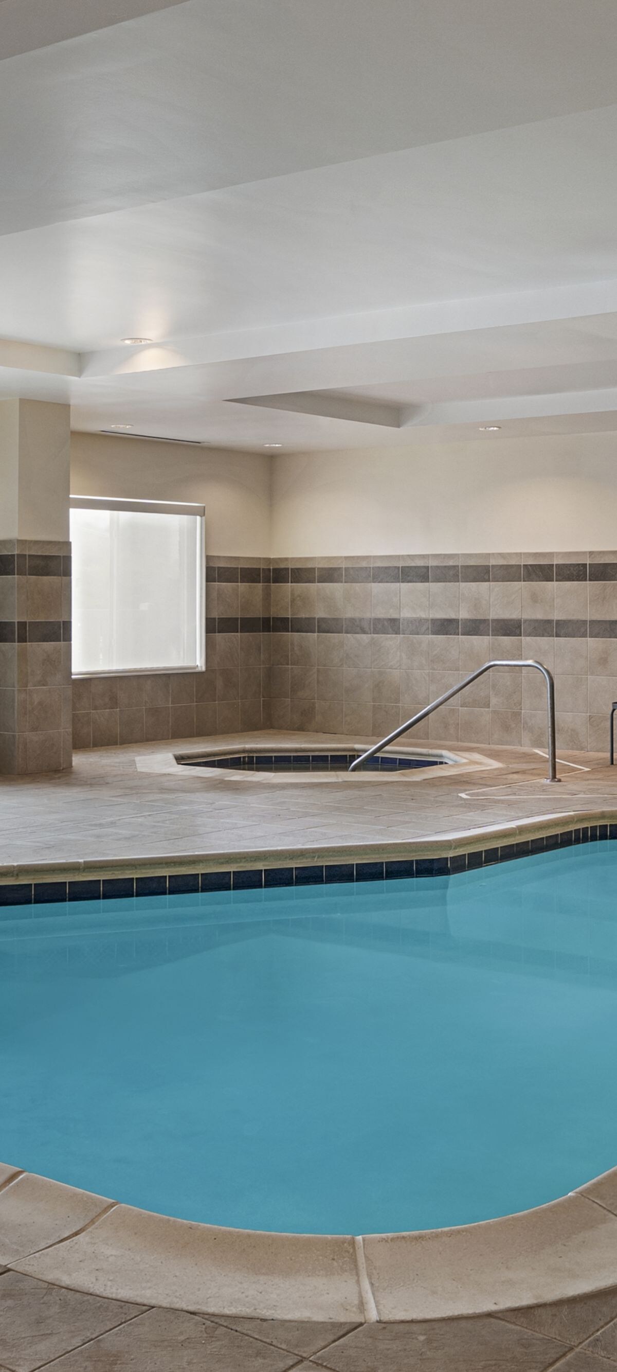 Indoor pool with whirlpool and lounge chairs