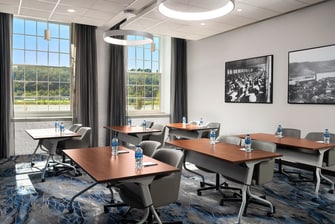 Sala de reuniones con disposición estilo aula para 12 personas