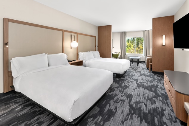 2 queen beds, hotel room