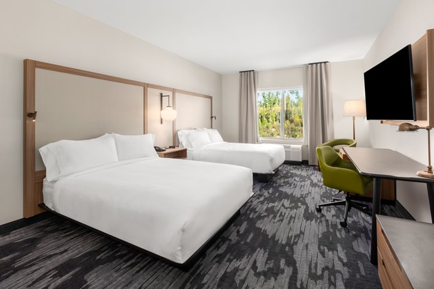 2 Queen beds, hotel room