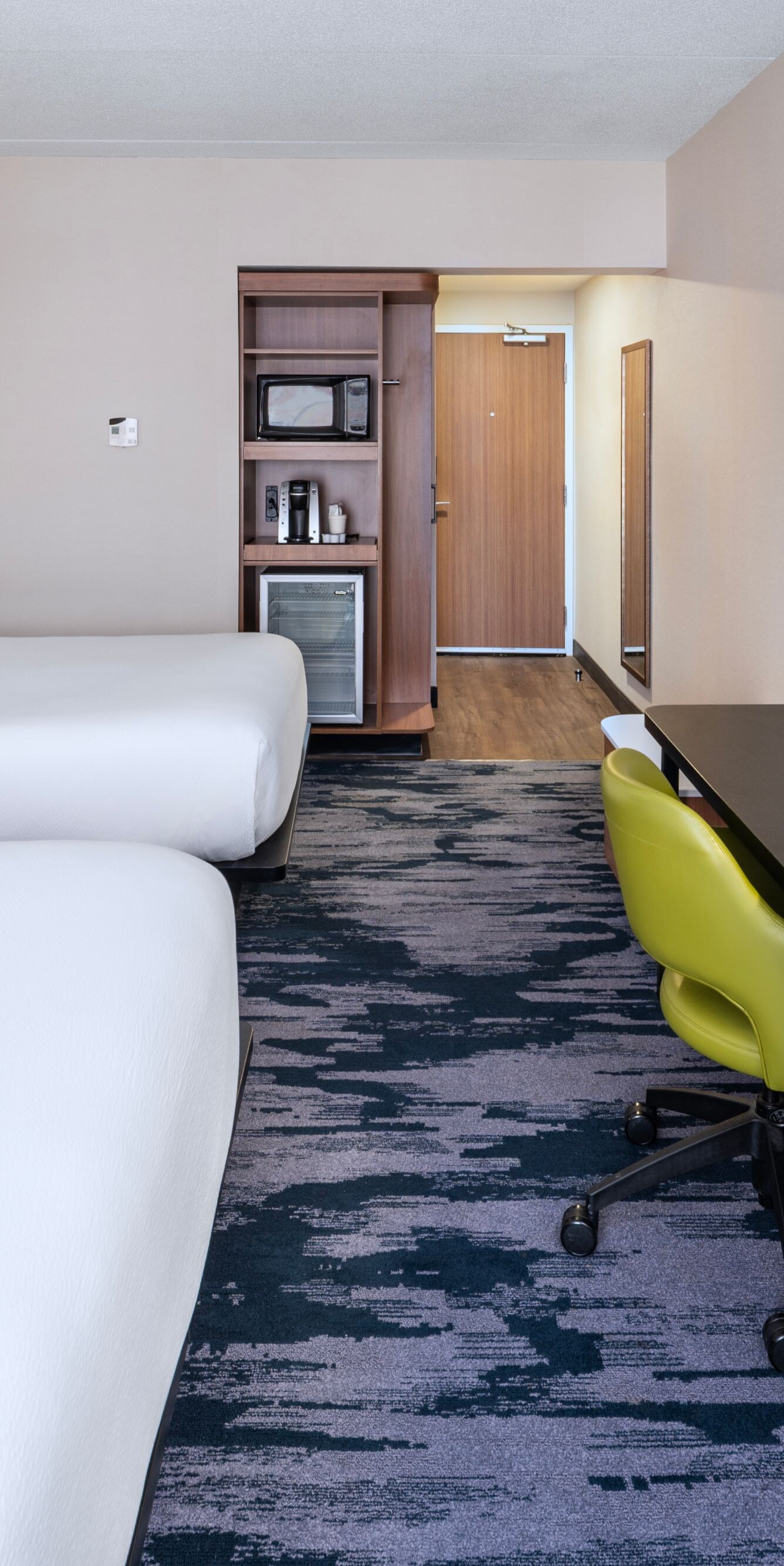 Double guest room with desk and green chair