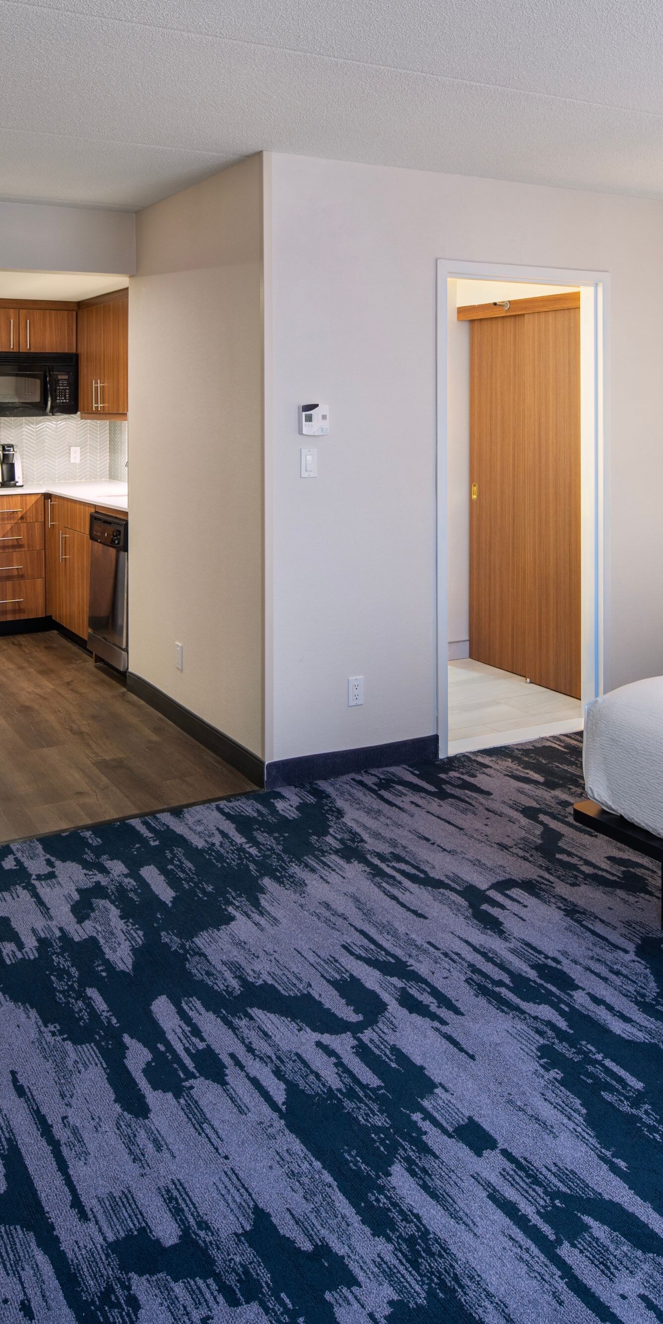 King studio with kitchen and dining area