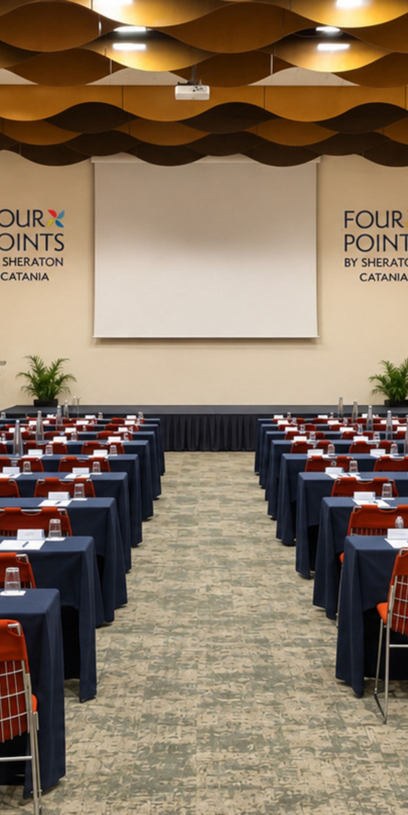 Salle de bal avec configuration salle de classe et scène