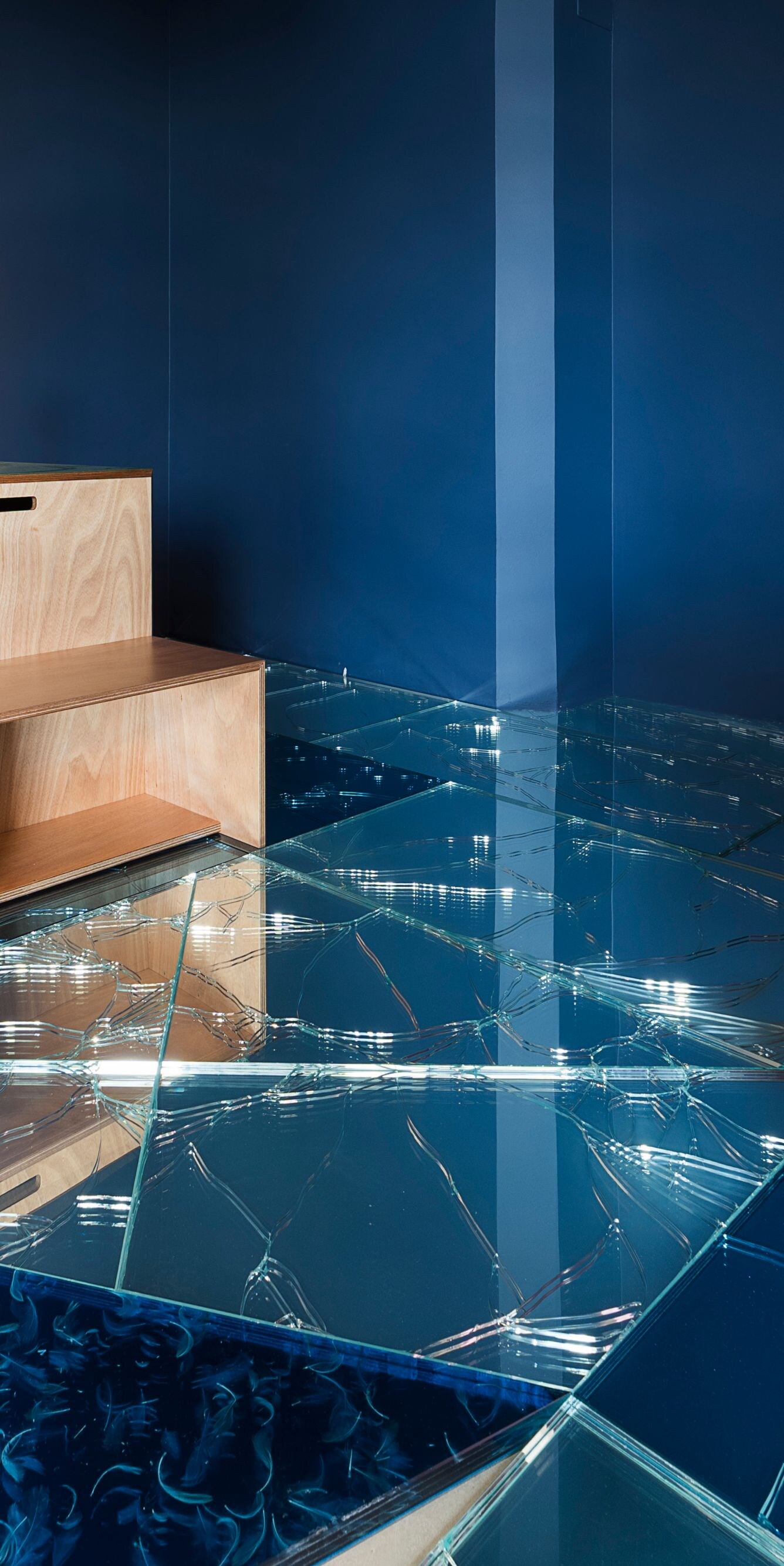 Chambre avec art moderne, sol en verre et blocs de bois