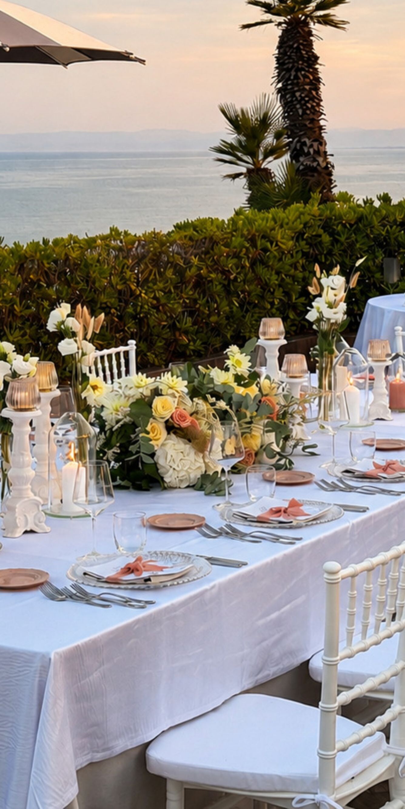 Une table magnifiquement dressée sur la terrasse d'une suite